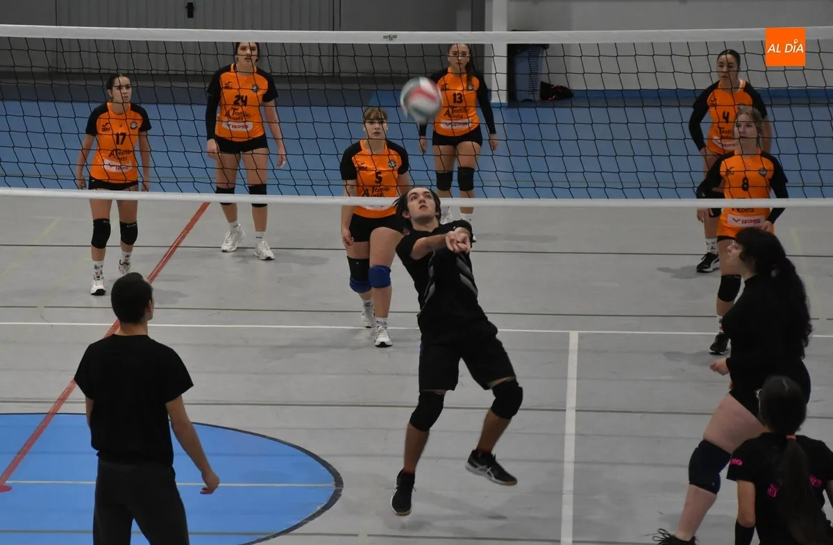 Foto 5 - El Club de Voleibol de Ciudad Rodrigo logra dos victorias ante su afici&oacute;n