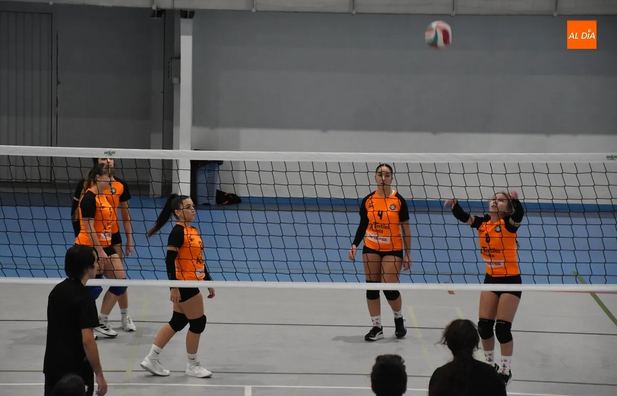 Foto 6 - El Club de Voleibol de Ciudad Rodrigo logra dos victorias ante su afici&oacute;n