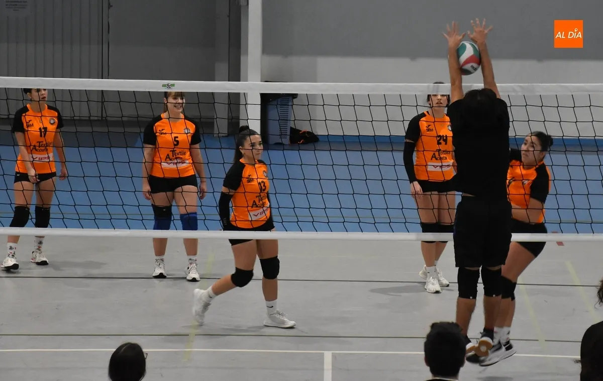 Foto 7 - El Club de Voleibol de Ciudad Rodrigo logra dos victorias ante su afici&oacute;n