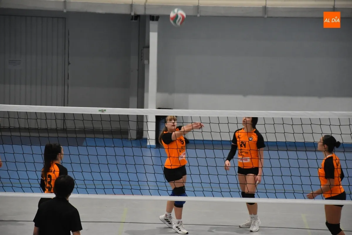 Foto 8 - El Club de Voleibol de Ciudad Rodrigo logra dos victorias ante su afici&oacute;n