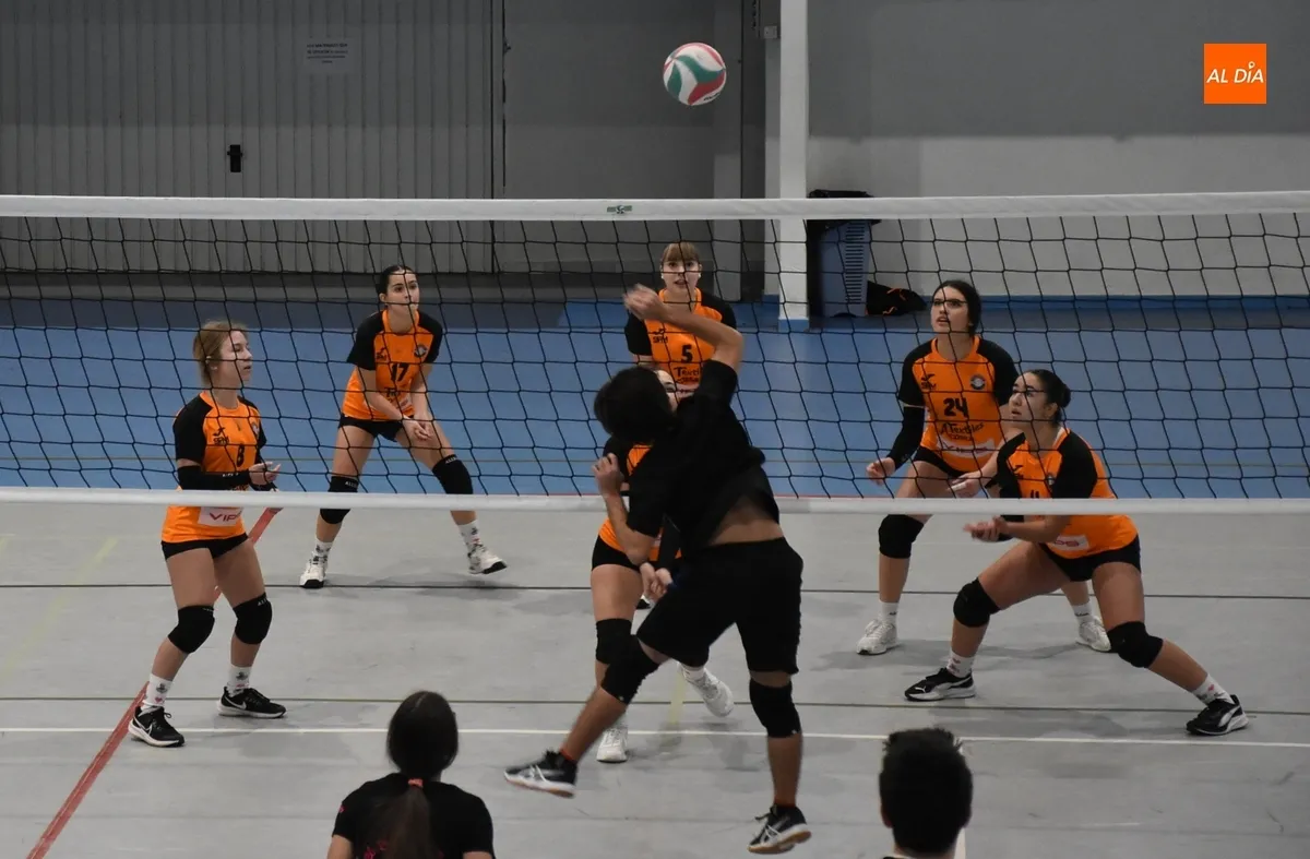 Foto 9 - El Club de Voleibol de Ciudad Rodrigo logra dos victorias ante su afici&oacute;n