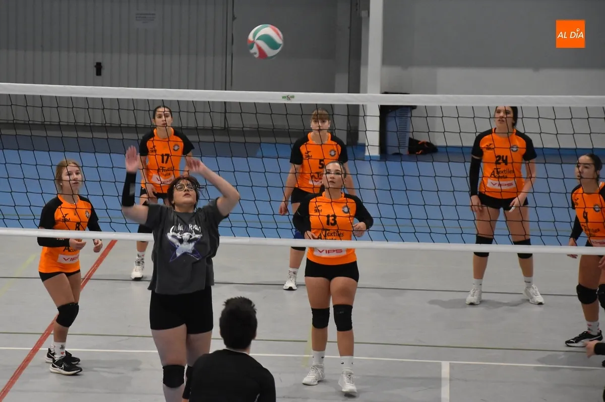 Foto 10 - El Club de Voleibol de Ciudad Rodrigo logra dos victorias ante su afici&oacute;n