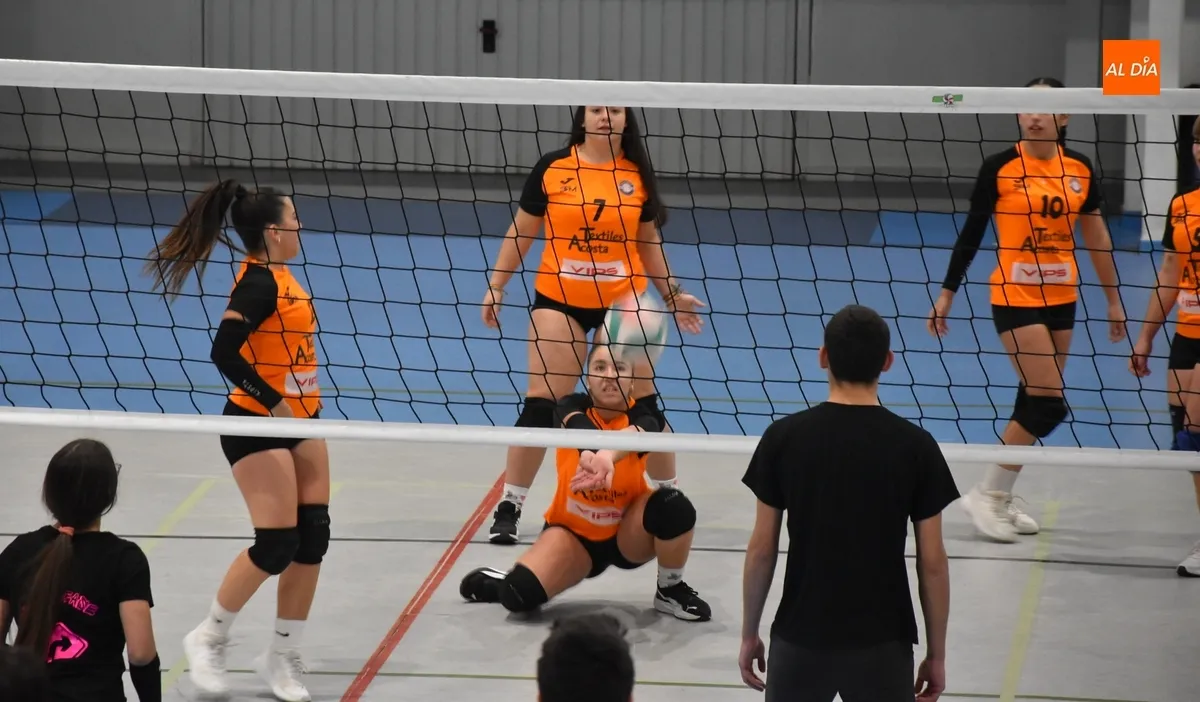 Foto 11 - El Club de Voleibol de Ciudad Rodrigo logra dos victorias ante su afici&oacute;n