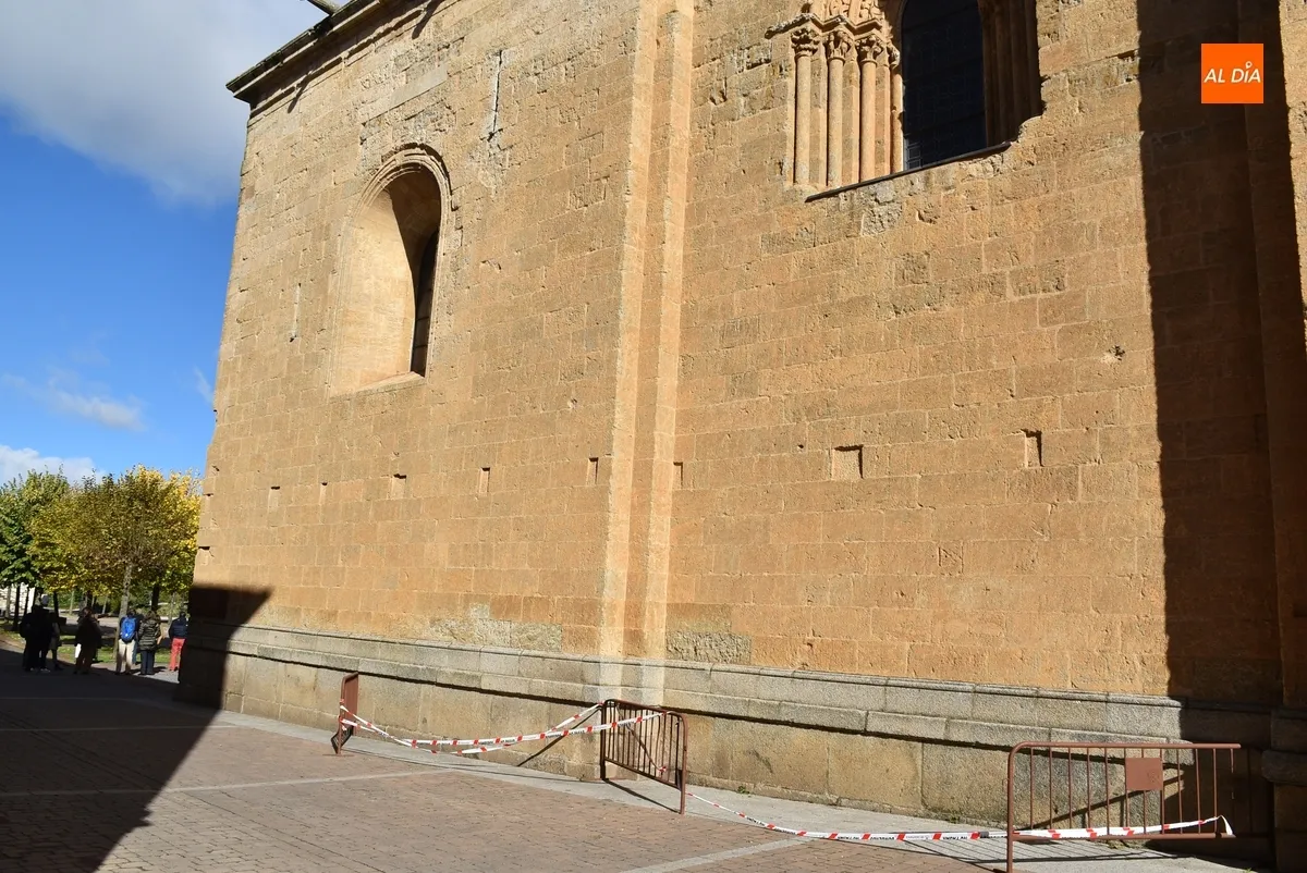Foto 2 - La Catedral sufre peque&ntilde;os desprendimientos en la cornisa de la Torre y en una ventana