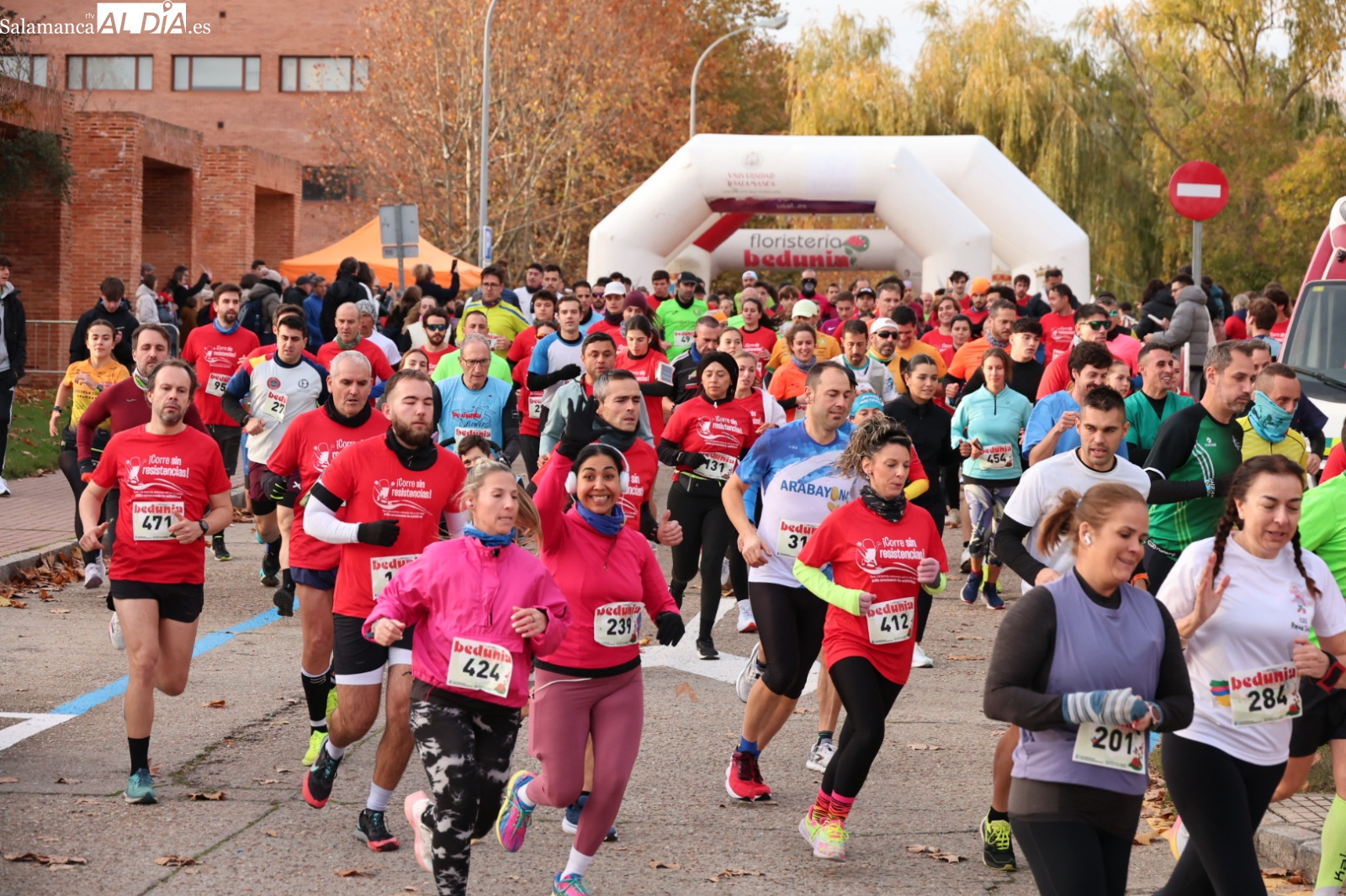 FOTOS | La quinta edición de la carrera de la carrera Corre sin Resistencias de Farmacia vuelve a llenar de participantes las calles de Salamanca