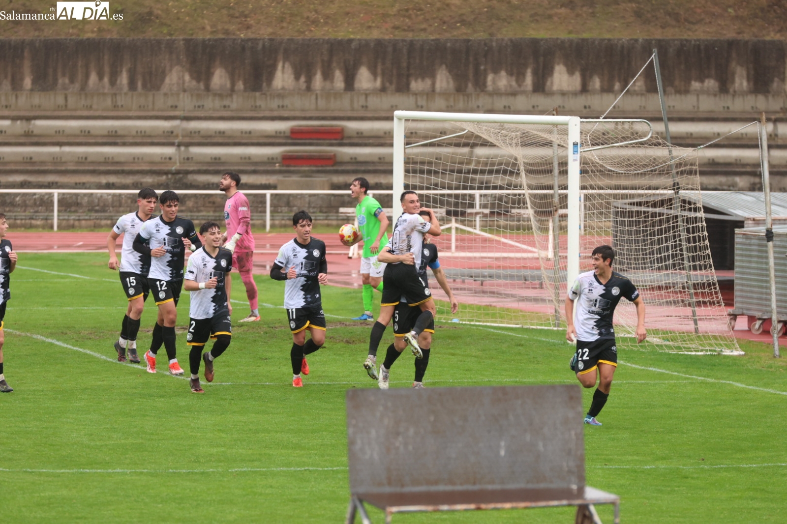El filial de Unionistas rompe su mala dinámica al sumar un punto contra el Almazán en Las Pistas (1-1)