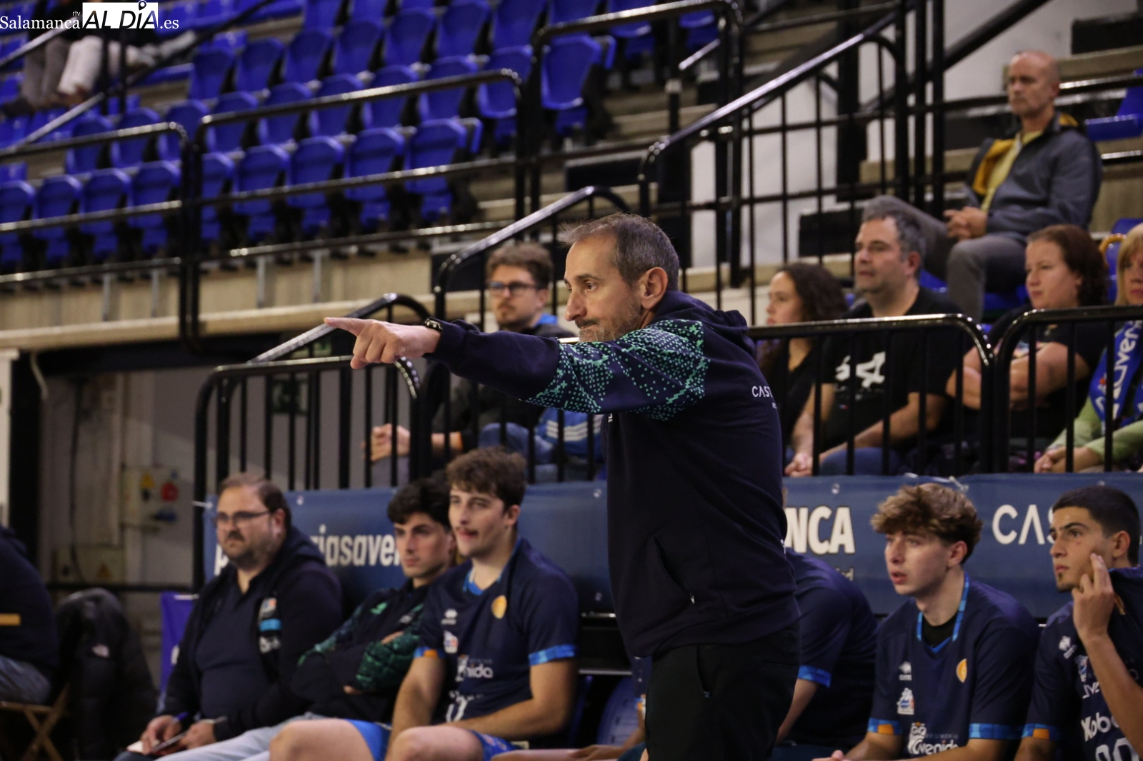 Jesús Gutiérrez acepta una oferta internacional y deja de ser el entrenador del Perfumerías Avenida Xoborg; Álex Bellido, su relevo