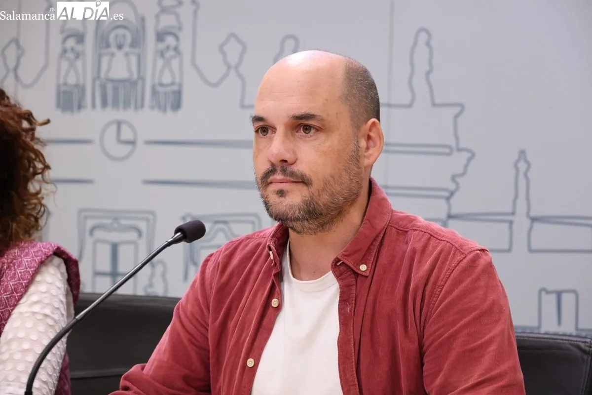 Los concejales socialistas Elvira Sánchez y Chema Collados en rueda de prensa | FOTOS: David Sañudo 