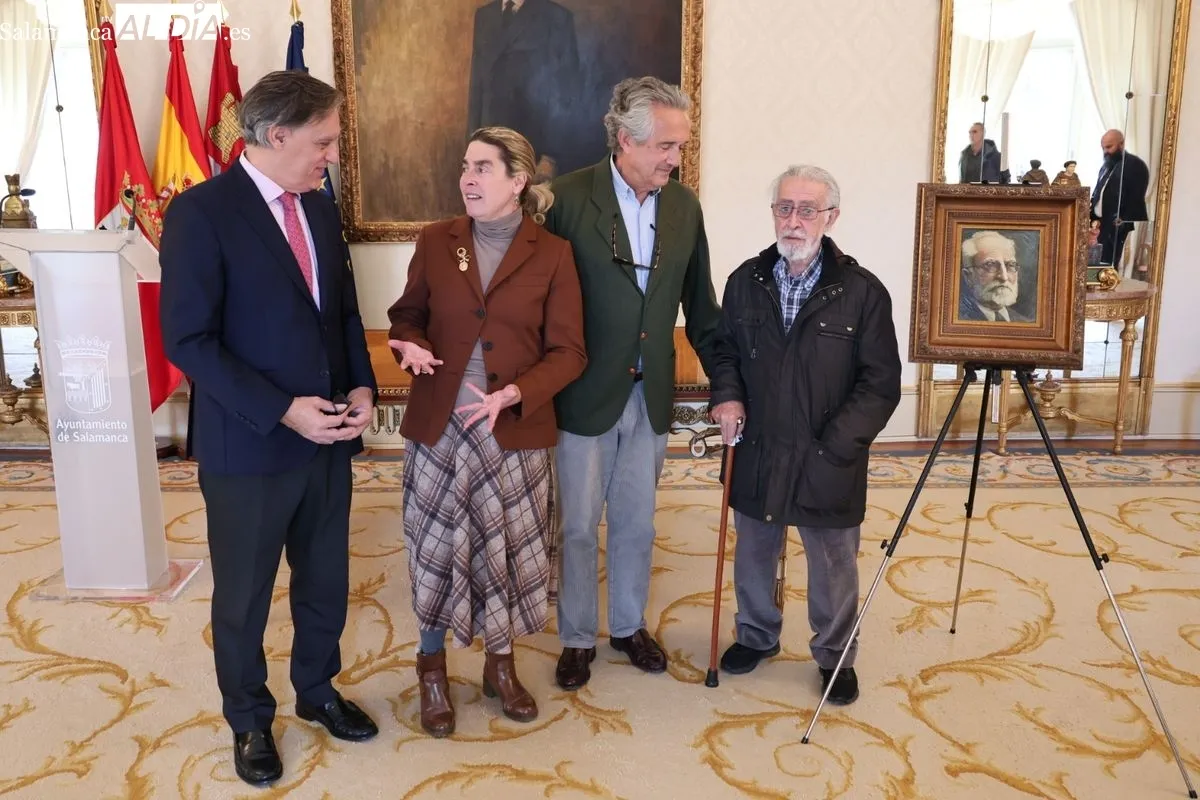  Carbayo, recibe la donación de un cuadro de Miguel de Unamuno, obra de Jerónimo Prieto, por parte de Manuel García Conde | FOTOS: David Sañudo 
