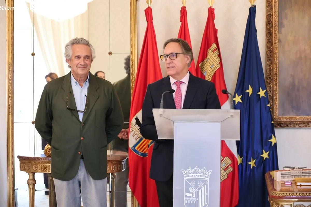  Carbayo, recibe la donación de un cuadro de Miguel de Unamuno, obra de Jerónimo Prieto, por parte de Manuel García Conde | FOTOS: David Sañudo 