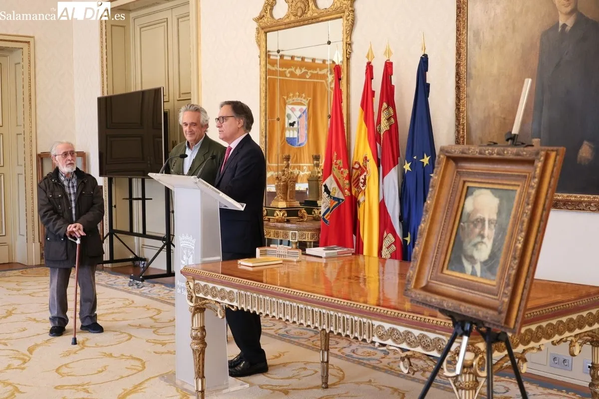  Carbayo, recibe la donación de un cuadro de Miguel de Unamuno, obra de Jerónimo Prieto, por parte de Manuel García Conde | FOTOS: David Sañudo 