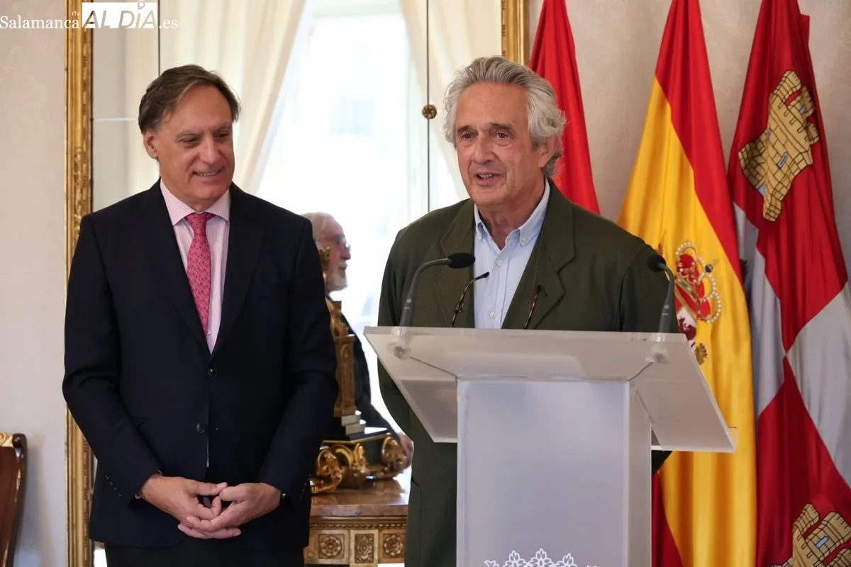  Carbayo, recibe la donación de un cuadro de Miguel de Unamuno, obra de Jerónimo Prieto, por parte de Manuel García Conde | FOTOS: David Sañudo 