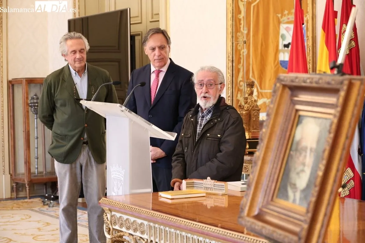  Carbayo, recibe la donación de un cuadro de Miguel de Unamuno, obra de Jerónimo Prieto, por parte de Manuel García Conde | FOTOS: David Sañudo 