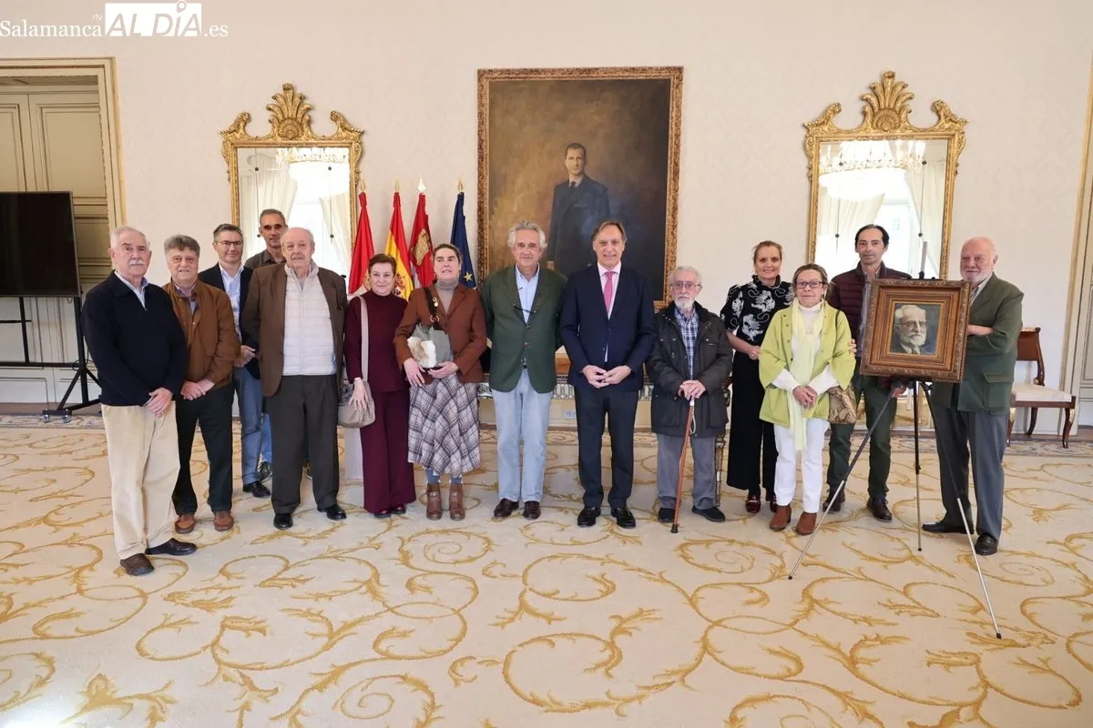  Carbayo, recibe la donación de un cuadro de Miguel de Unamuno, obra de Jerónimo Prieto, por parte de Manuel García Conde | FOTOS: David Sañudo 