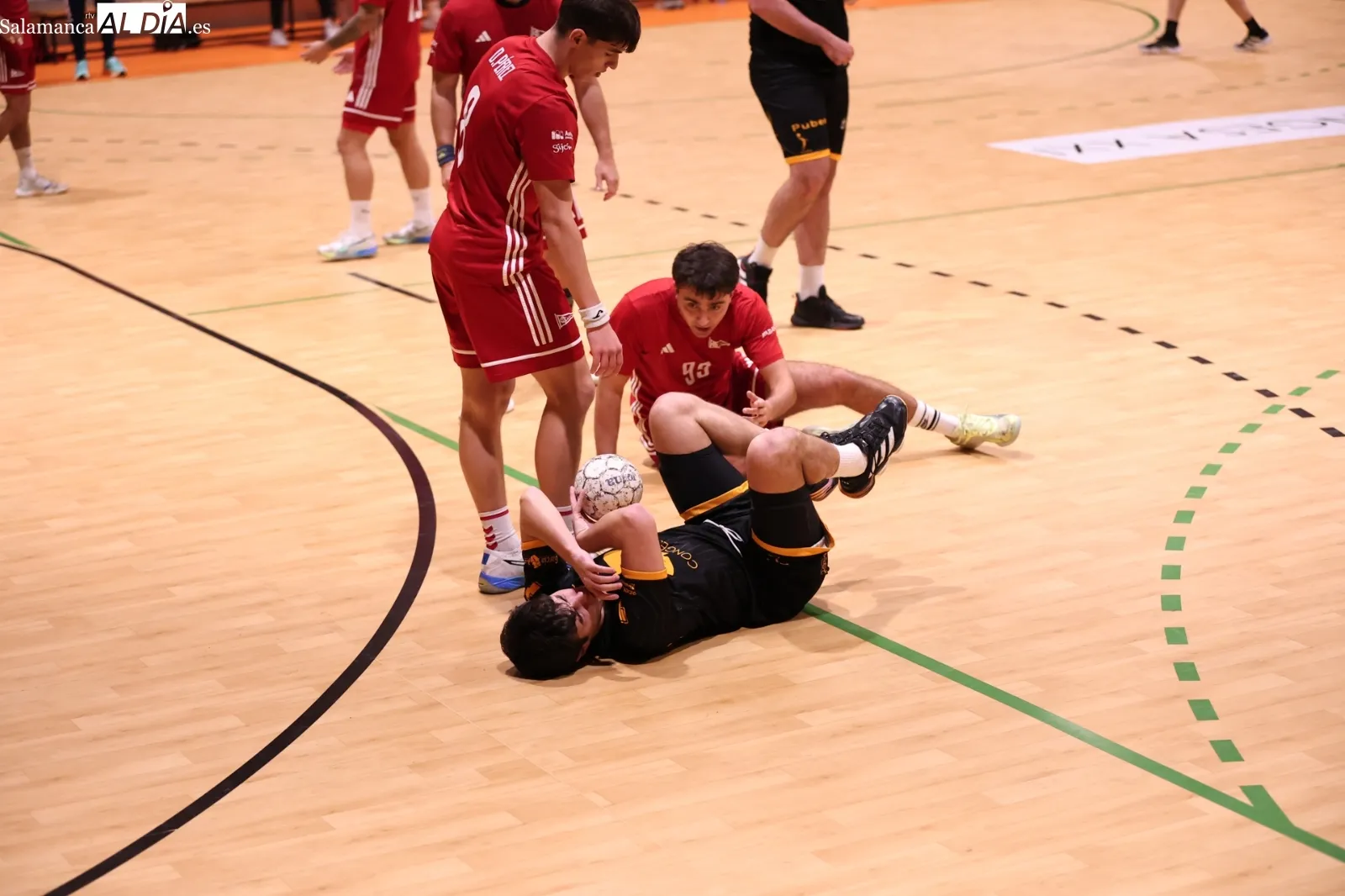 Foto 18 - FOTOS | El BM Salamanca compite hasta el final ante Covadonga (32-35)