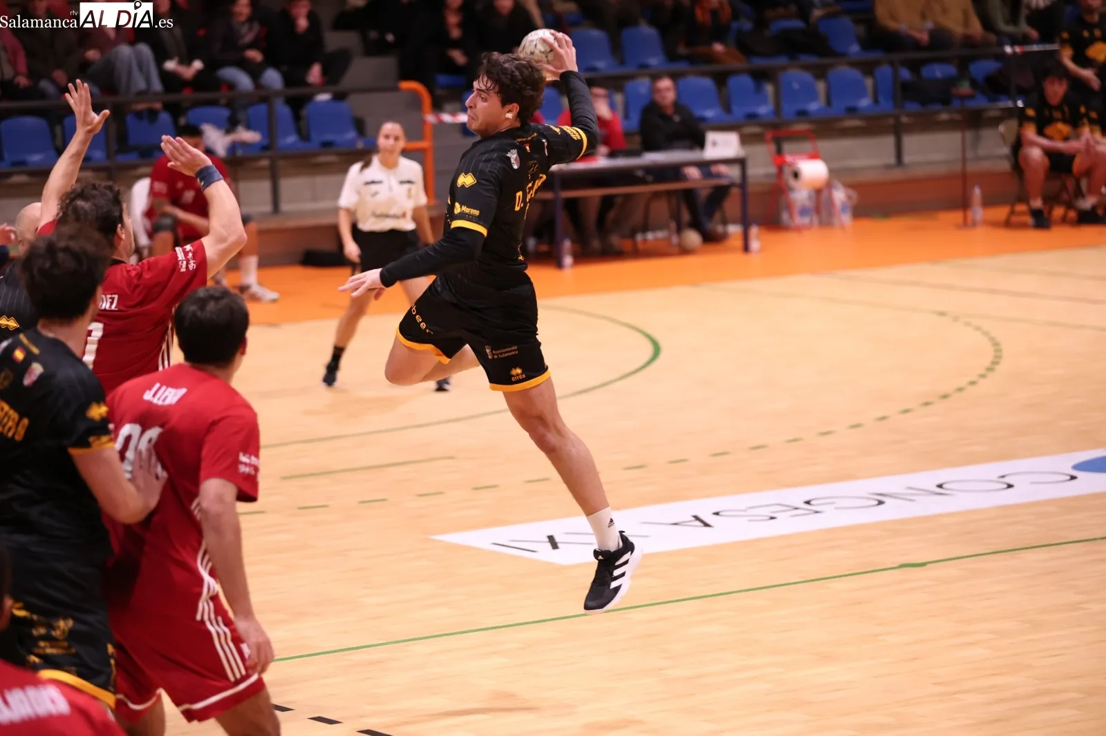 Foto 2 - FOTOS | El BM Salamanca compite hasta el final ante Covadonga (32-35)