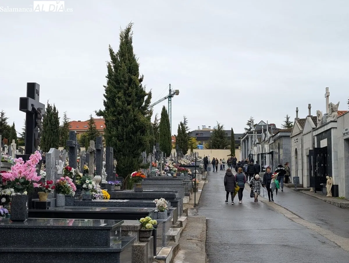 Día de Todos los Santos en el cementerio de Salamanca | Fotos: David Sañudo