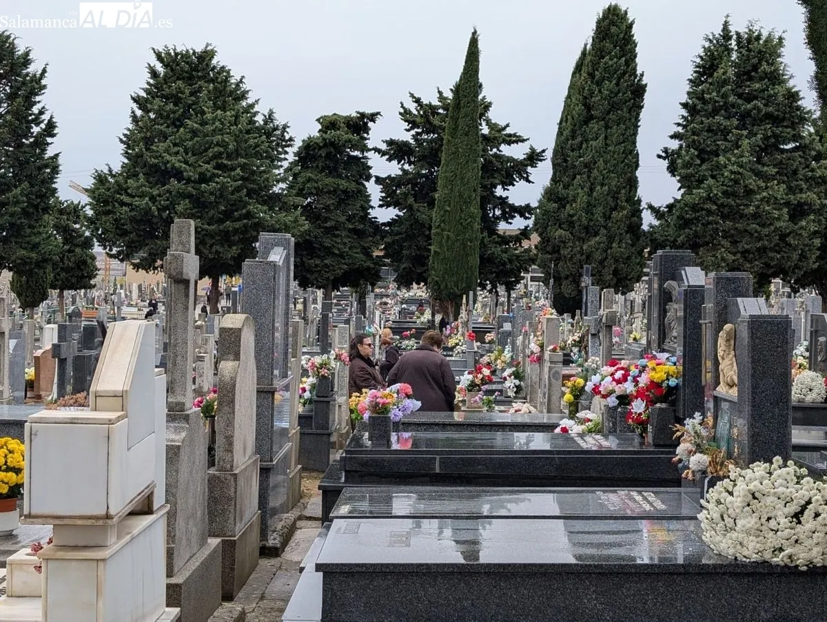Día de Todos los Santos en el cementerio de Salamanca | Fotos: David Sañudo