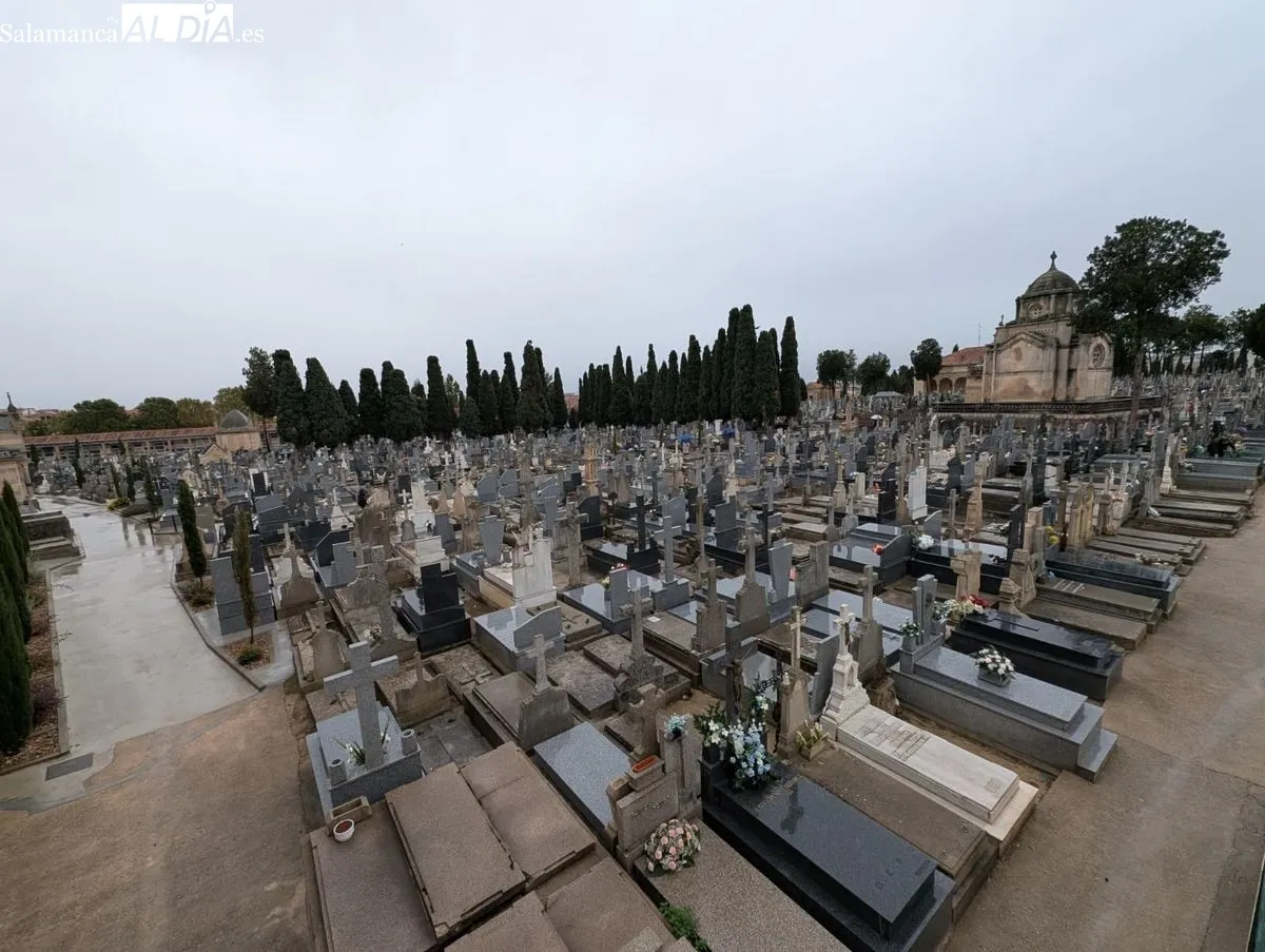 Día de Todos los Santos en el cementerio de Salamanca | Fotos: David Sañudo