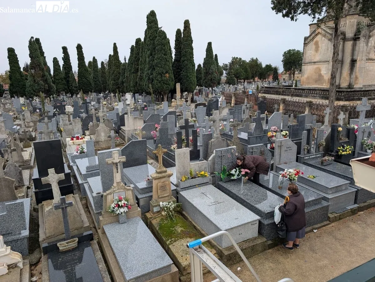 Día de Todos los Santos en el cementerio de Salamanca | Fotos: David Sañudo