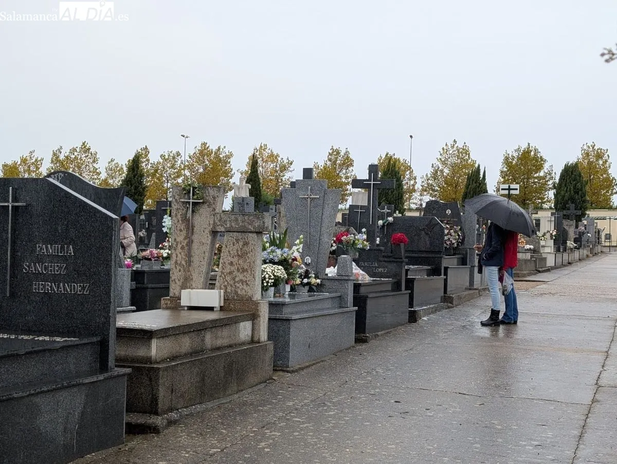 Día de Todos los Santos en el cementerio de Salamanca | Fotos: David Sañudo