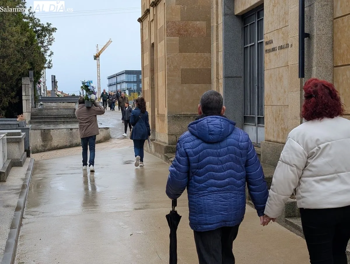 Día de Todos los Santos en el cementerio de Salamanca | Fotos: David Sañudo
