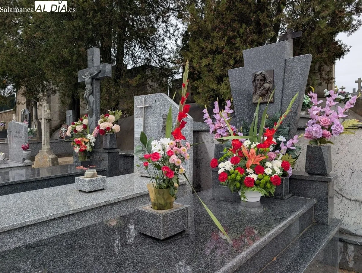 Día de Todos los Santos en el cementerio de Salamanca | Fotos: David Sañudo