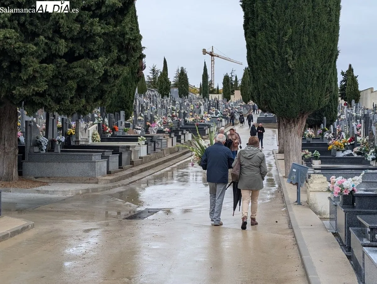 Día de Todos los Santos en el cementerio de Salamanca | Fotos: David Sañudo