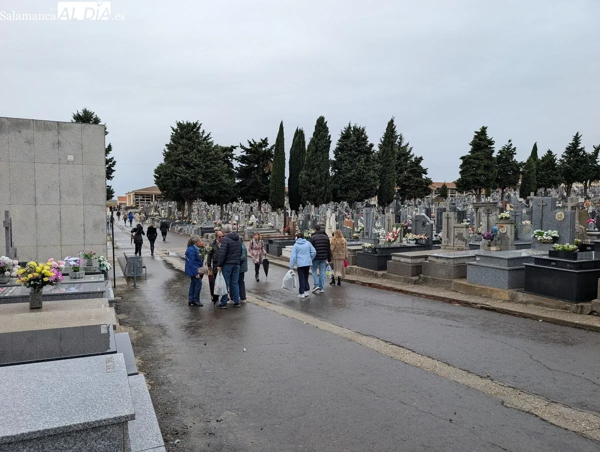 Día de Todos los Santos en el cementerio de Salamanca | Fotos: David Sañudo