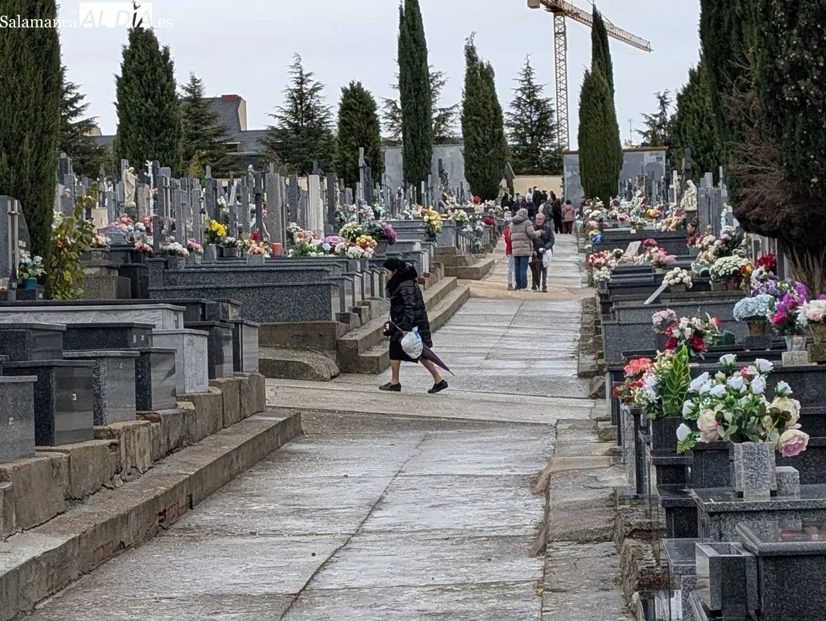 Día de Todos los Santos en el cementerio de Salamanca | Fotos: David Sañudo