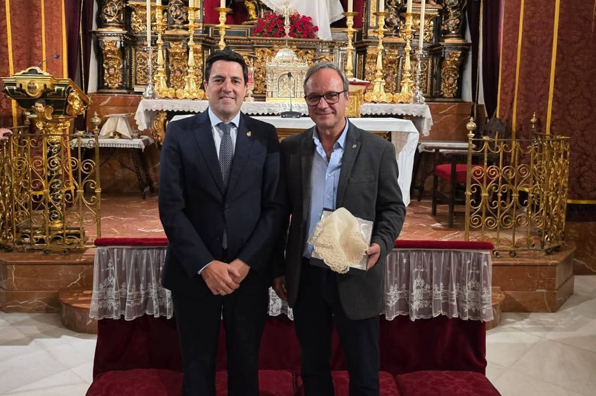 Esperanza de Salamanca recibe un pañuelo del siglo XIX