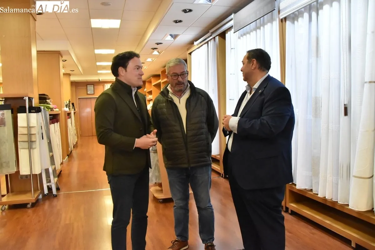 El presidente de AESCO, Benjamín Crespo y el concejal de Promoción Económica, Comercio, Mercados y Juventud del Ayuntamiento de Salamanca, Pedro Martínez, visitando Cortinas Emilio Paradinas | FOTOS: Vanesa Martins