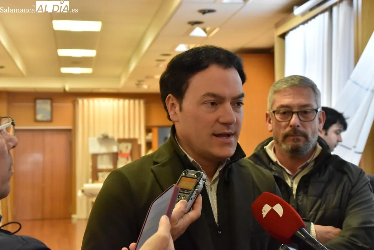 El presidente de AESCO, Benjamín Crespo y el concejal de Promoción Económica, Comercio, Mercados y Juventud del Ayuntamiento de Salamanca, Pedro Martínez, visitando Cortinas Emilio Paradinas | FOTOS: Vanesa Martins