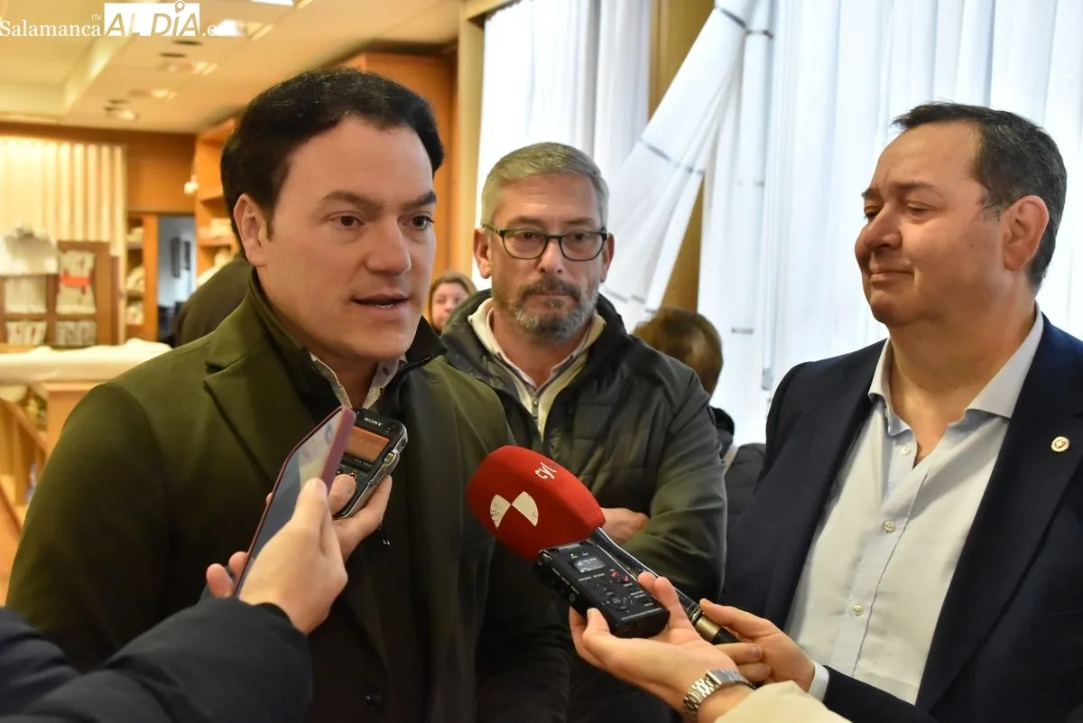 El presidente de AESCO, Benjamín Crespo y el concejal de Promoción Económica, Comercio, Mercados y Juventud del Ayuntamiento de Salamanca, Pedro Martínez, visitando Cortinas Emilio Paradinas | FOTOS: Vanesa Martins