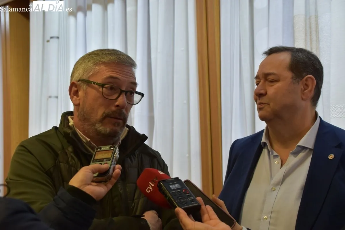 El presidente de AESCO, Benjamín Crespo y el concejal de Promoción Económica, Comercio, Mercados y Juventud del Ayuntamiento de Salamanca, Pedro Martínez, visitando Cortinas Emilio Paradinas | FOTOS: Vanesa Martins