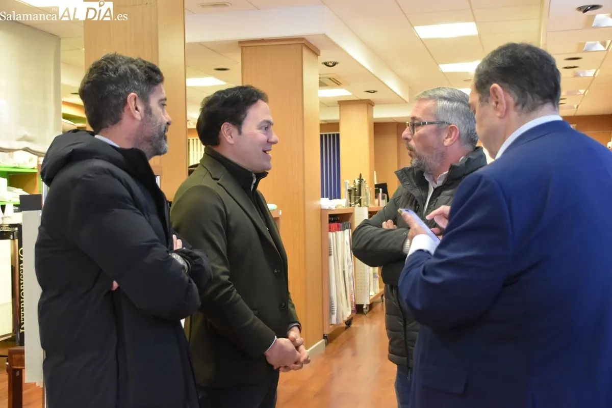 El presidente de AESCO, Benjamín Crespo y el concejal de Promoción Económica, Comercio, Mercados y Juventud del Ayuntamiento de Salamanca, Pedro Martínez, visitando Cortinas Emilio Paradinas | FOTOS: Vanesa Martins