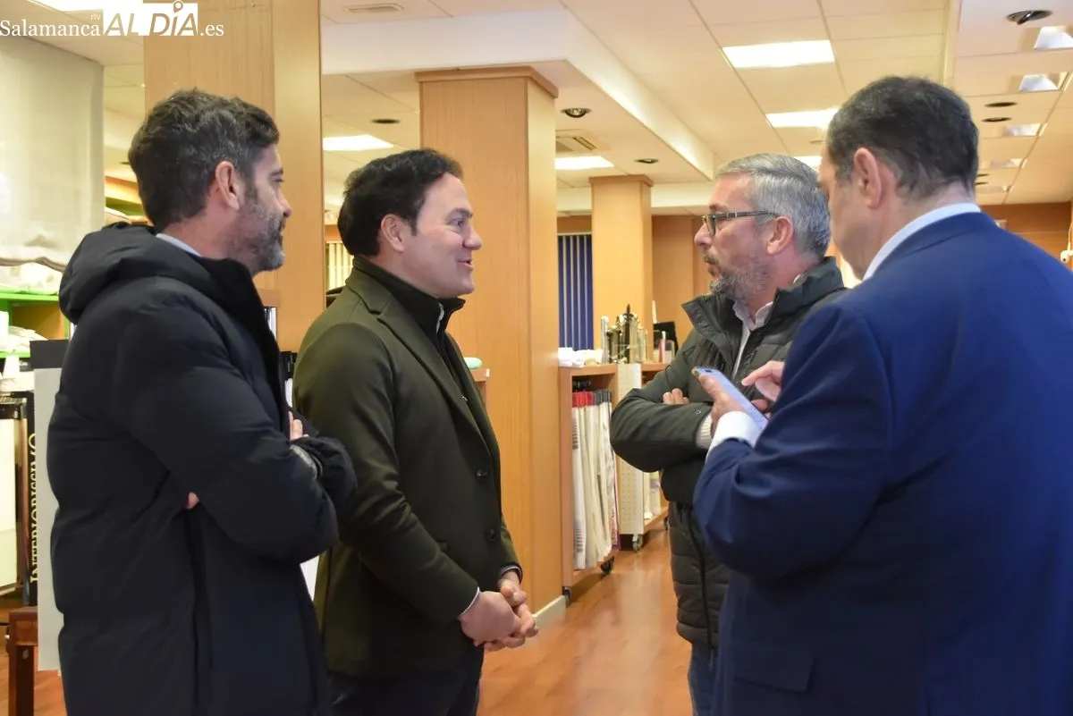 El presidente de AESCO, Benjamín Crespo y el concejal de Promoción Económica, Comercio, Mercados y Juventud del Ayuntamiento de Salamanca, Pedro Martínez, visitando Cortinas Emilio Paradinas | FOTOS: Vanesa Martins