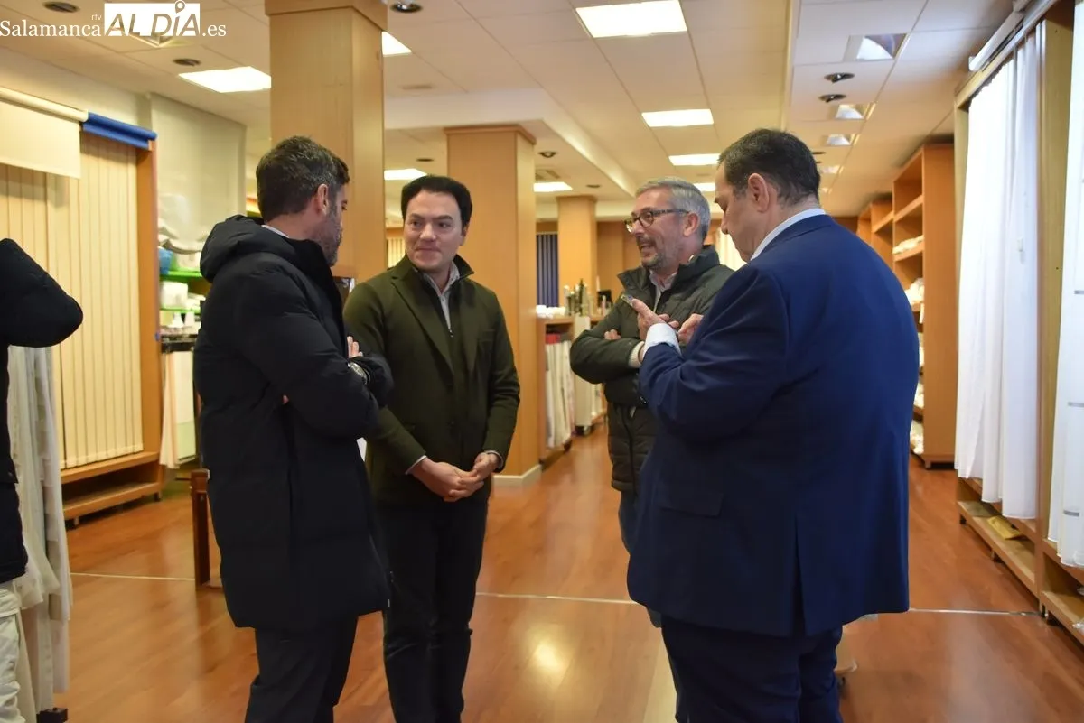 El presidente de AESCO, Benjamín Crespo y el concejal de Promoción Económica, Comercio, Mercados y Juventud del Ayuntamiento de Salamanca, Pedro Martínez, visitando Cortinas Emilio Paradinas | FOTOS: Vanesa Martins