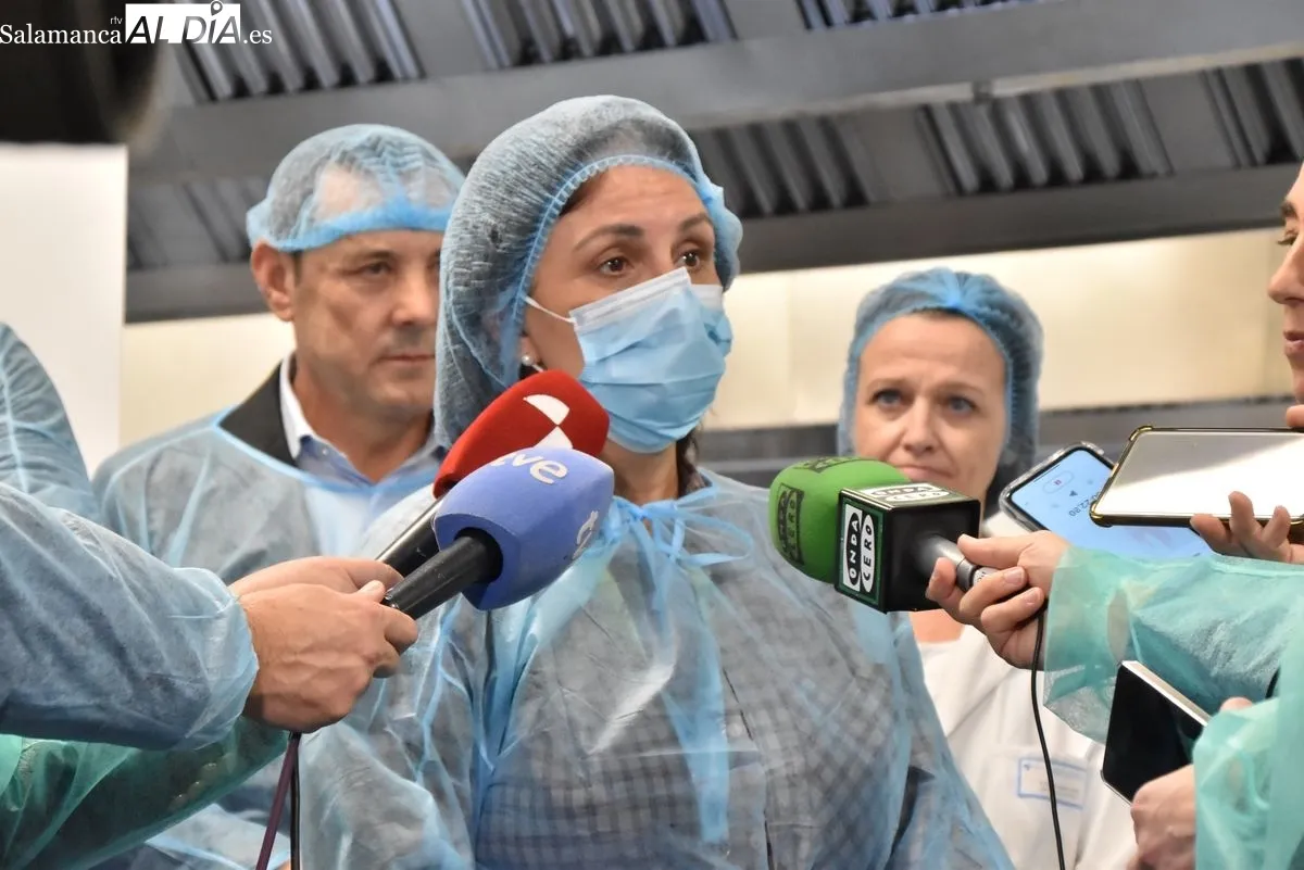 La directora gerente del CAUSA, Carmen Rodríguez Pajares, junto a cocineros de grandes restaurantes de la ciudad que cocinarán durante un día para los pacientes hospitalizados por el 50º aniversario del Clínico | FOTOS: Vanesa Martins 