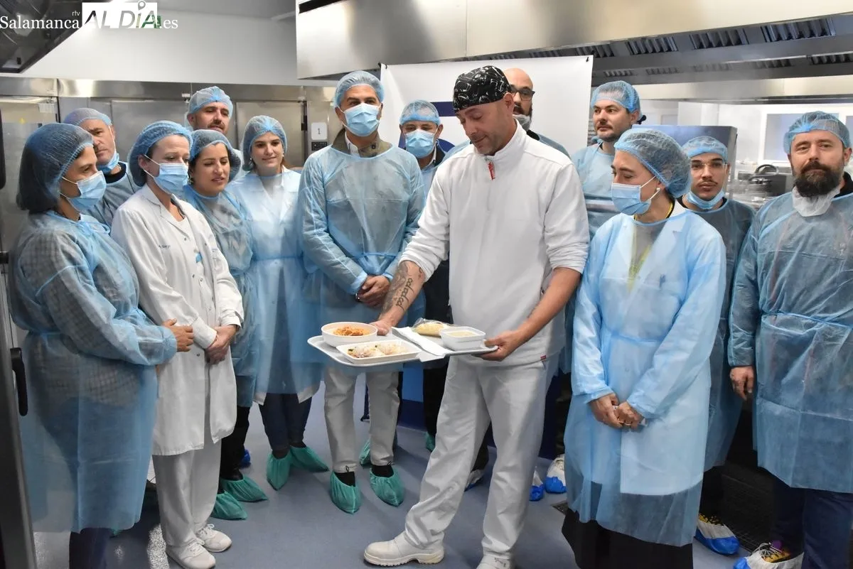 La directora gerente del CAUSA, Carmen Rodríguez Pajares, junto a cocineros de grandes restaurantes de la ciudad que cocinarán durante un día para los pacientes hospitalizados por el 50º aniversario del Clínico | FOTOS: Vanesa Martins 