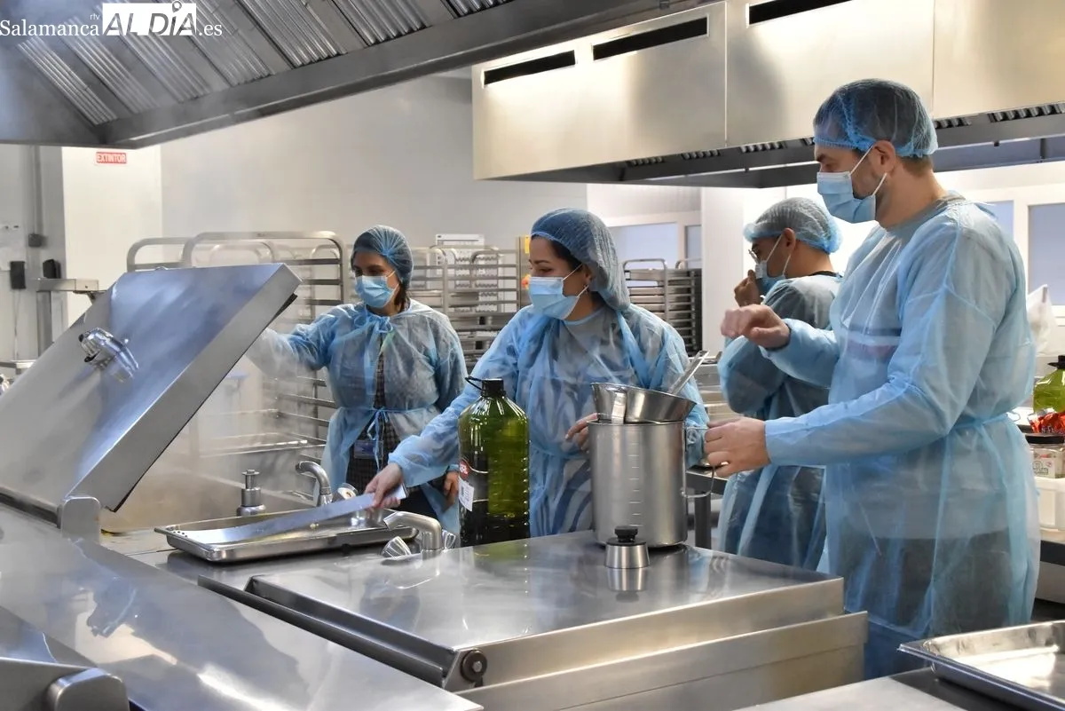 La directora gerente del CAUSA, Carmen Rodríguez Pajares, junto a cocineros de grandes restaurantes de la ciudad que cocinarán durante un día para los pacientes hospitalizados por el 50º aniversario del Clínico | FOTOS: Vanesa Martins 