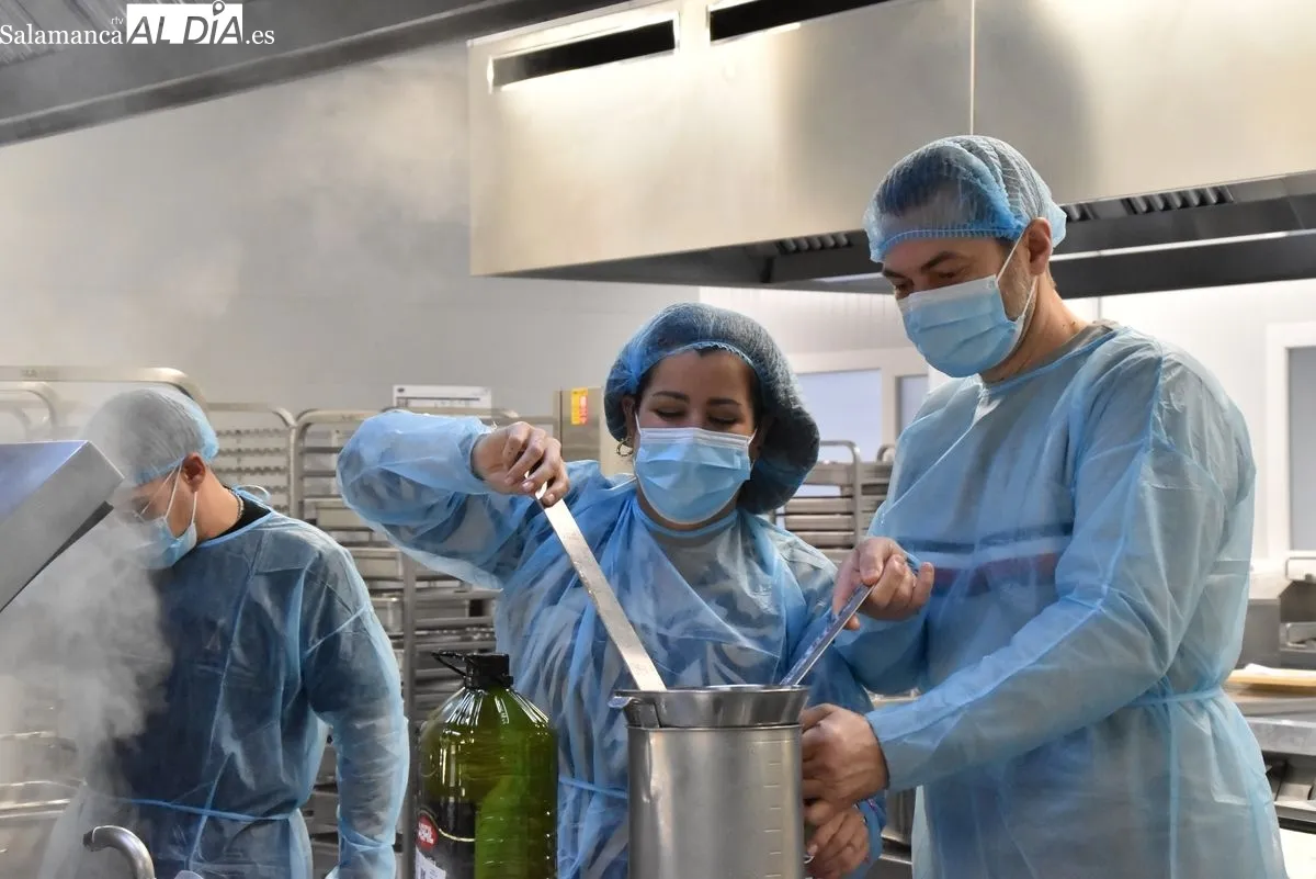 La directora gerente del CAUSA, Carmen Rodríguez Pajares, junto a cocineros de grandes restaurantes de la ciudad que cocinarán durante un día para los pacientes hospitalizados por el 50º aniversario del Clínico | FOTOS: Vanesa Martins 