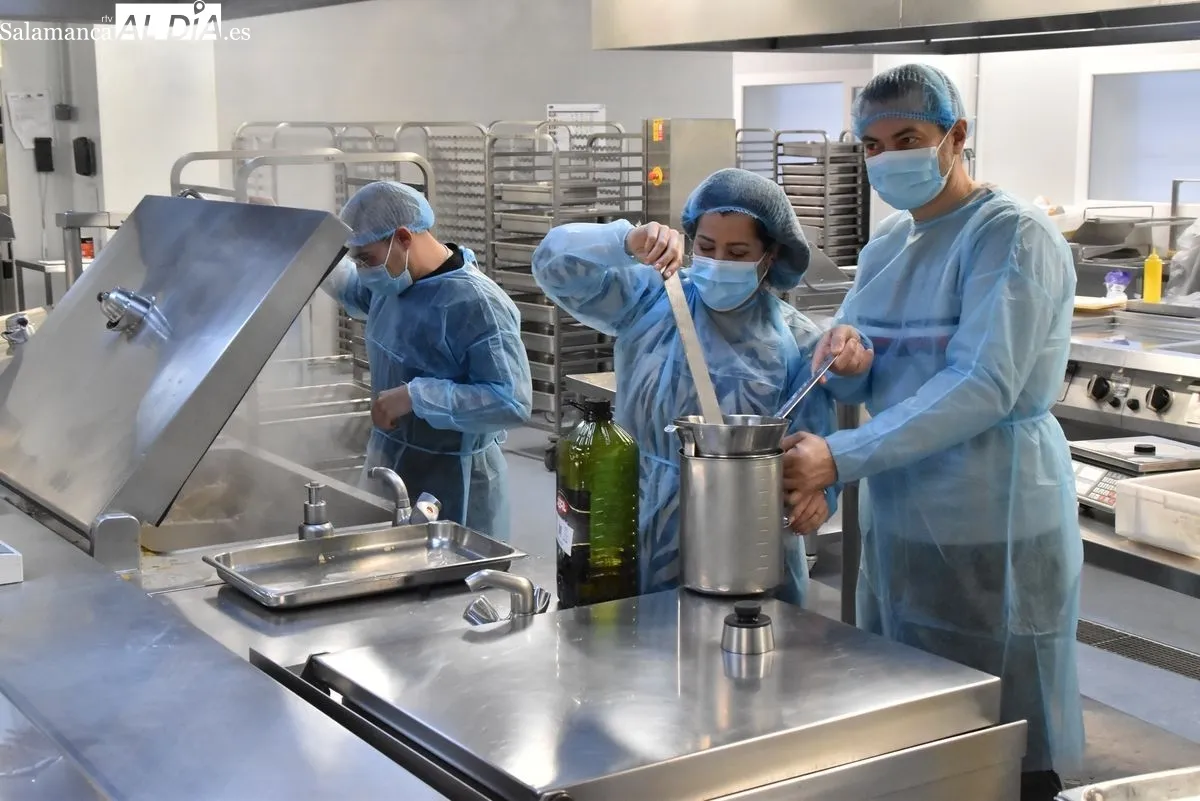 La directora gerente del CAUSA, Carmen Rodríguez Pajares, junto a cocineros de grandes restaurantes de la ciudad que cocinarán durante un día para los pacientes hospitalizados por el 50º aniversario del Clínico | FOTOS: Vanesa Martins 