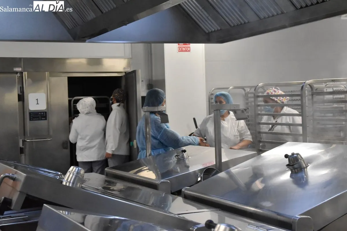 La directora gerente del CAUSA, Carmen Rodríguez Pajares, junto a cocineros de grandes restaurantes de la ciudad que cocinarán durante un día para los pacientes hospitalizados por el 50º aniversario del Clínico | FOTOS: Vanesa Martins 