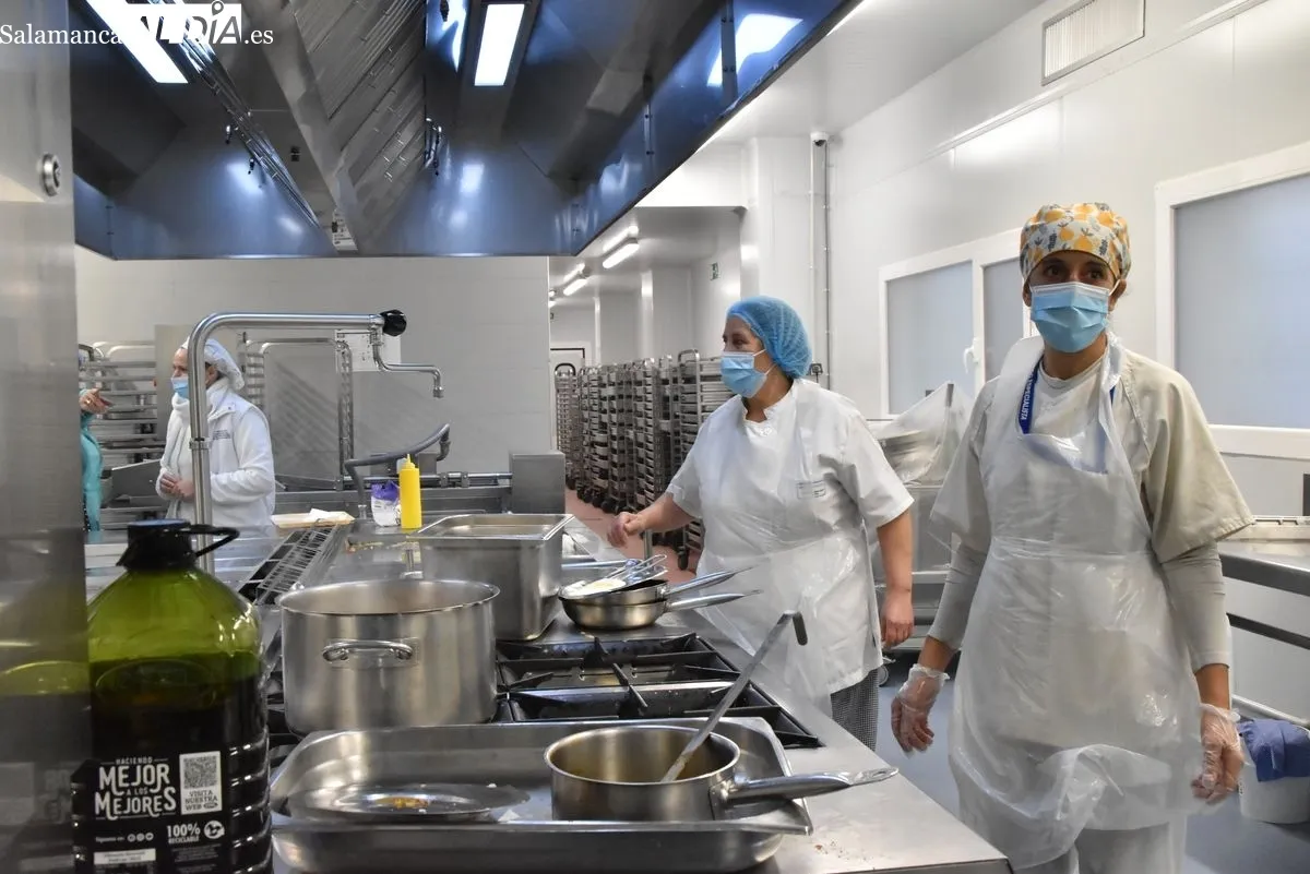 La directora gerente del CAUSA, Carmen Rodríguez Pajares, junto a cocineros de grandes restaurantes de la ciudad que cocinarán durante un día para los pacientes hospitalizados por el 50º aniversario del Clínico | FOTOS: Vanesa Martins 