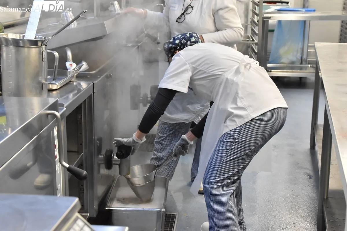 La directora gerente del CAUSA, Carmen Rodríguez Pajares, junto a cocineros de grandes restaurantes de la ciudad que cocinarán durante un día para los pacientes hospitalizados por el 50º aniversario del Clínico | FOTOS: Vanesa Martins 