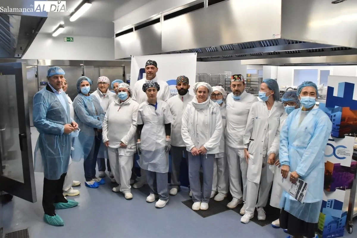 La directora gerente del CAUSA, Carmen Rodríguez Pajares, junto a cocineros de grandes restaurantes de la ciudad que cocinarán durante un día para los pacientes hospitalizados por el 50º aniversario del Clínico | FOTOS: Vanesa Martins 