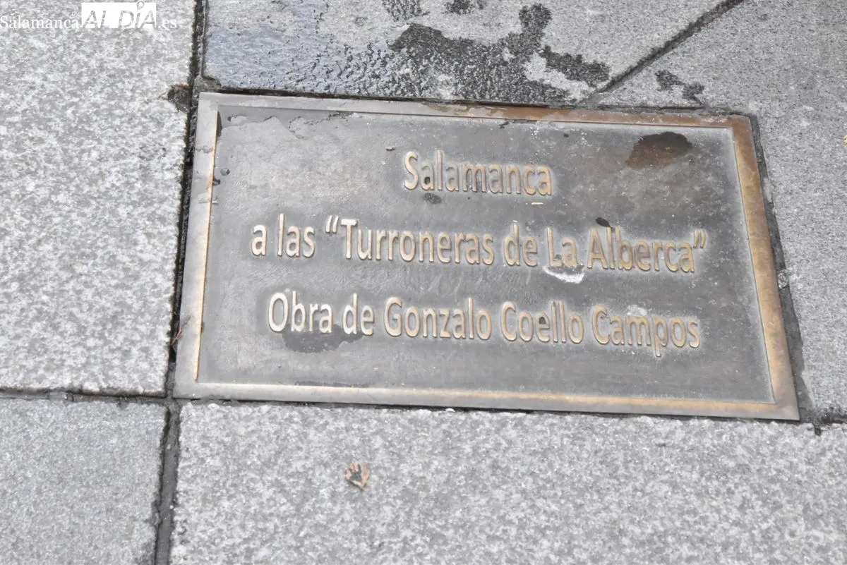 Estatua en honor a las turroneras en el Mercado Central de Salamanca | FOTOS: Vanesa Martins 