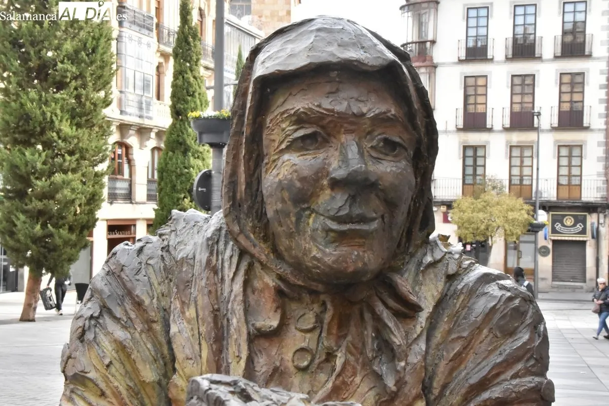 Estatua en honor a las turroneras en el Mercado Central de Salamanca | FOTOS: Vanesa Martins 