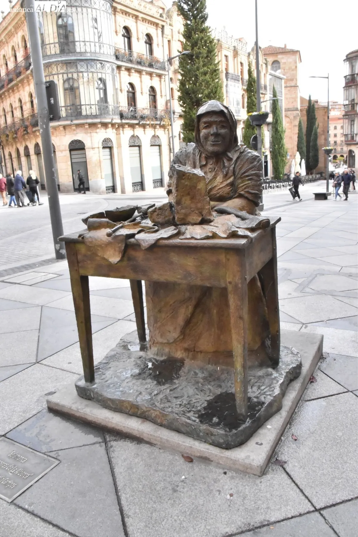 Estatua en honor a las turroneras en el Mercado Central de Salamanca | FOTOS: Vanesa Martins 